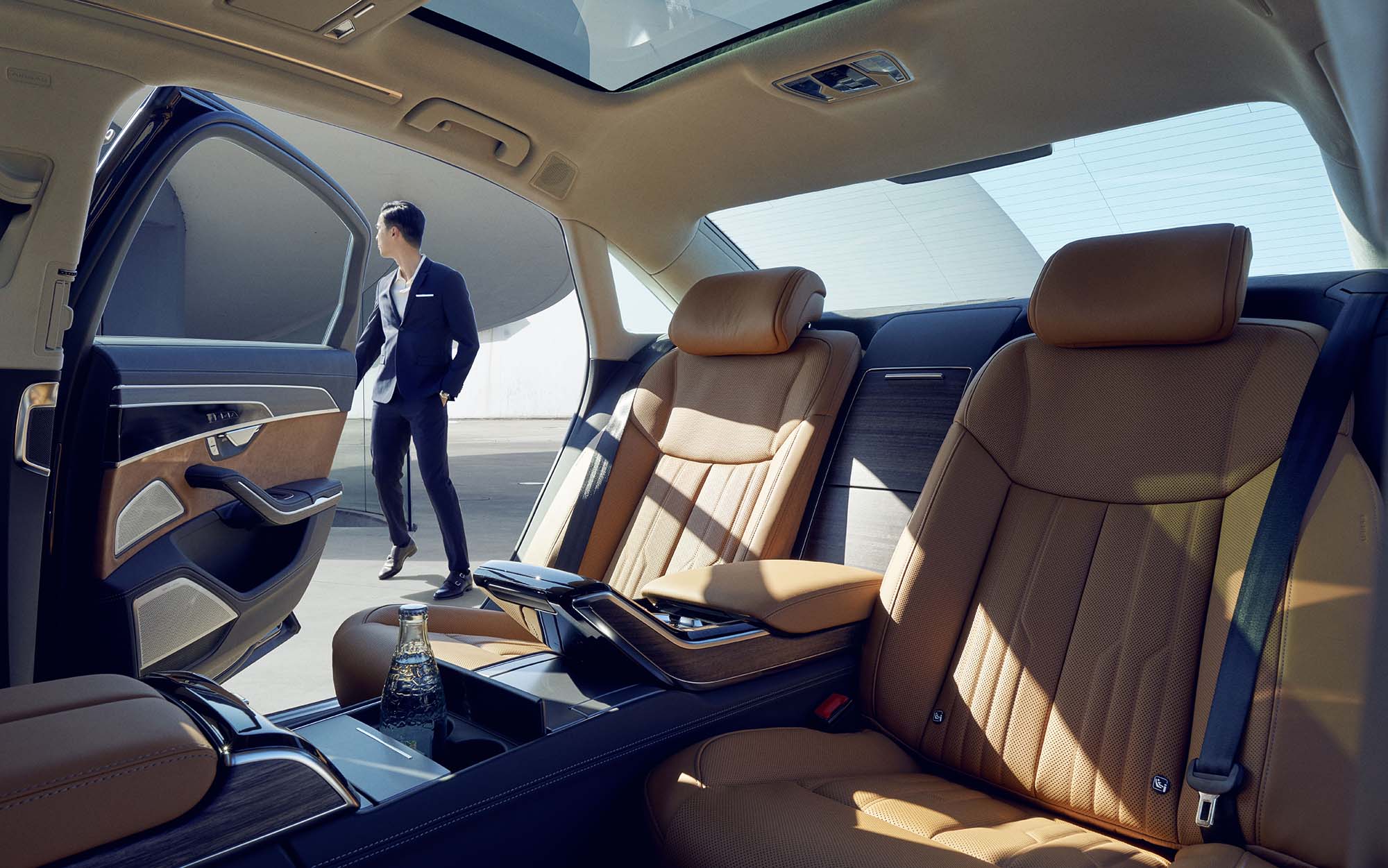 Durchblick durch Innenraum Audi A8 auf Mann