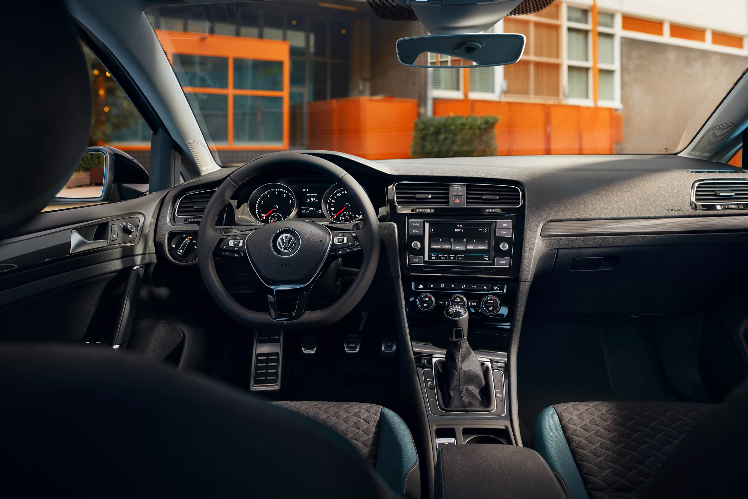 Volkswagen Interieur Troc Mann mit Surfbrett